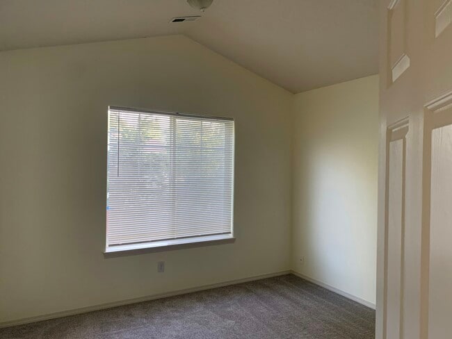 Foto del edificio - 1367 NE Birkshire Ct