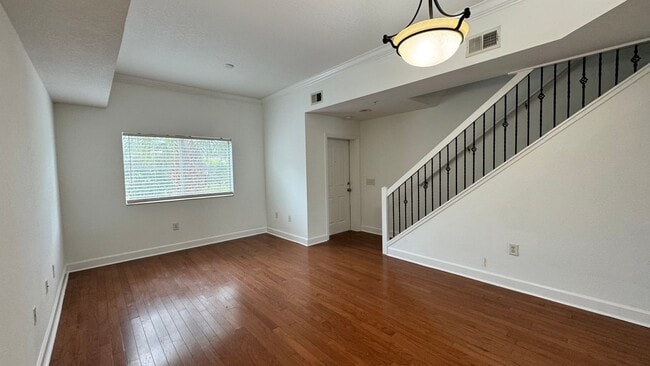 Building Photo - Gated 2 Bed/ 2.5 Bath Condo with 24/7 Security & Monitoring! Screened in Lanai with Water Views!