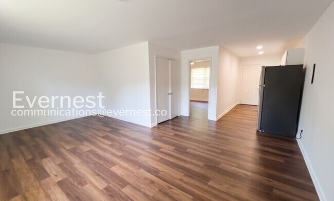 Foto del edificio - 4527 Glade Rd
