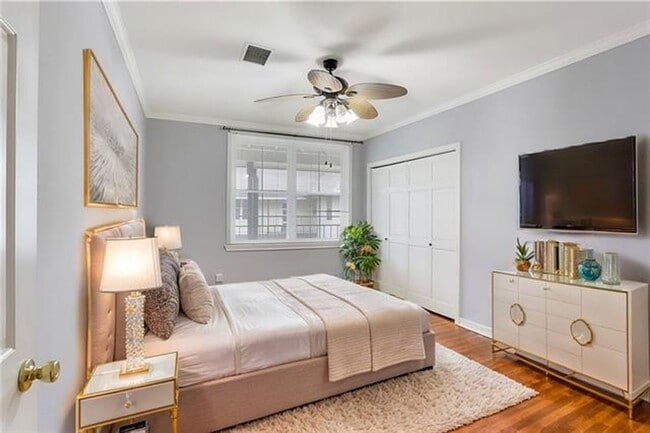 Building Photo - St Charles Ave 1BR with OFF STREET parking...