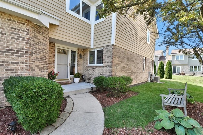 Building Photo - 17323 Lakebrook Dr