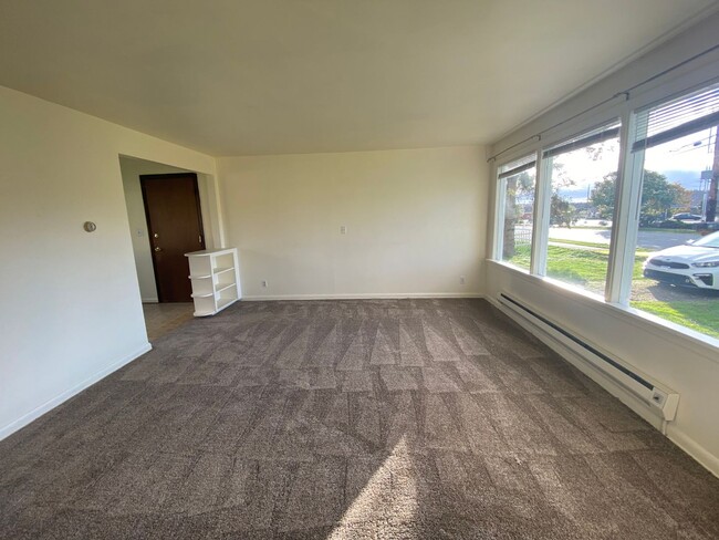 Building Photo - Comfortable 2 Bedroom 1 Bathroom Home with...