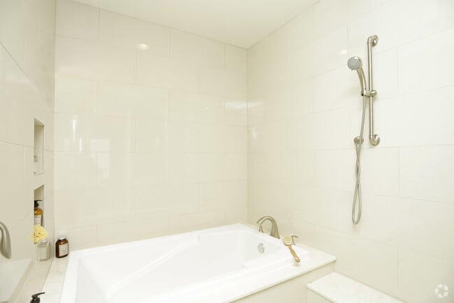 1BR,1BA - 849SF - BATHROOM - Uptown by Onni