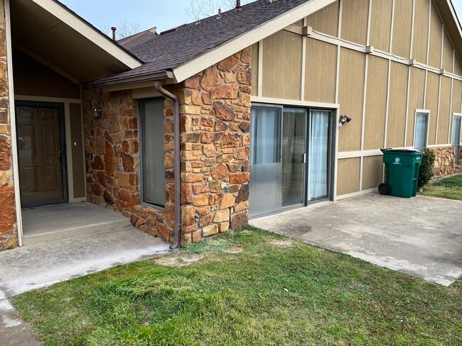 Building Photo - 6900 N Spinnaker Ln