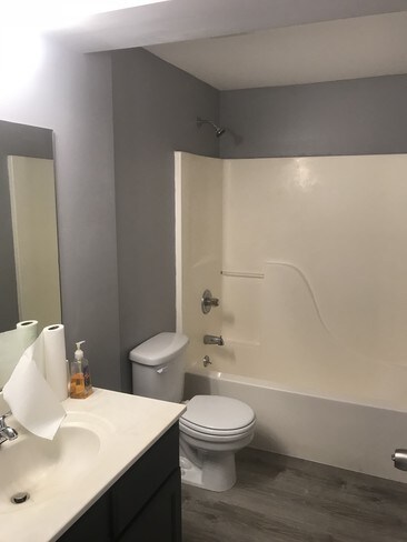 Full bathroom - 309 Fletcher St