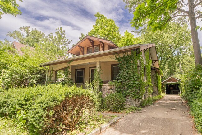 Building Photo - 2 BED / 2.5 BATH HOUSE CLOSE TO UIUC W/ WO...