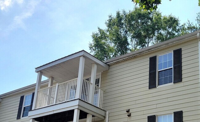 Building Photo - Conveniently Located Three Bedroom Condo