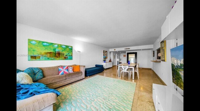Foto del edificio - 5825 Collins Ave
