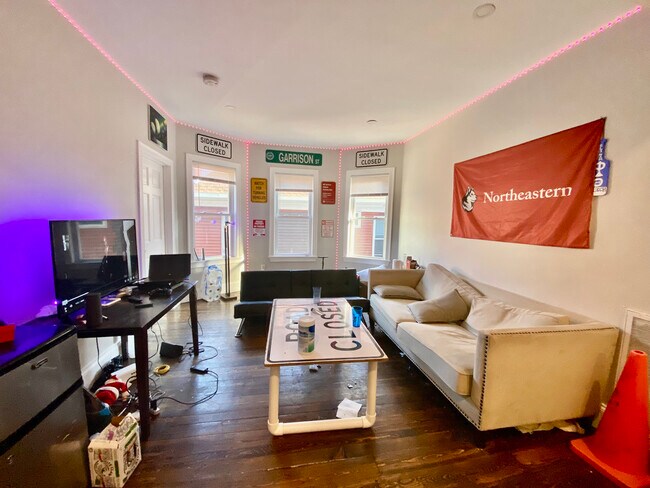 Building Photo - 71 Hillside St