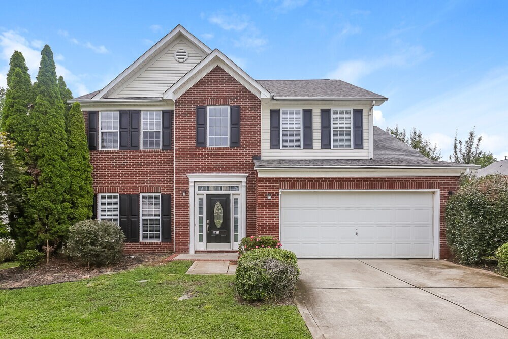 Foto principal - 3435 Fairfax Woods Dr