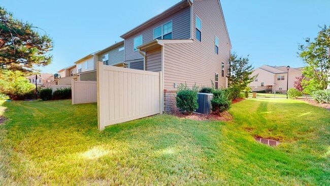 Building Photo - Inviting End Townhome with Loft, Granite Kitchen & 2-Car Garage , Near RTP, RDU, I-40 & I-540