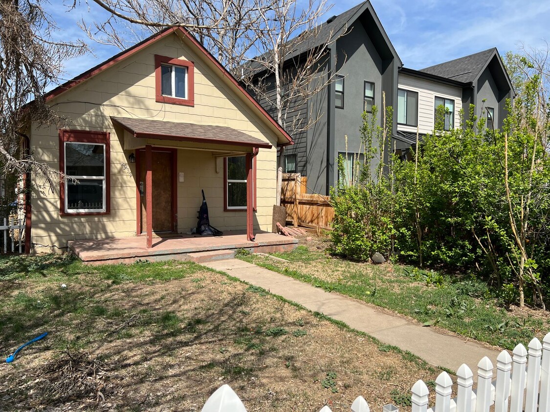 Primary Photo - Two Bedroom One Bathroom in Englewood.