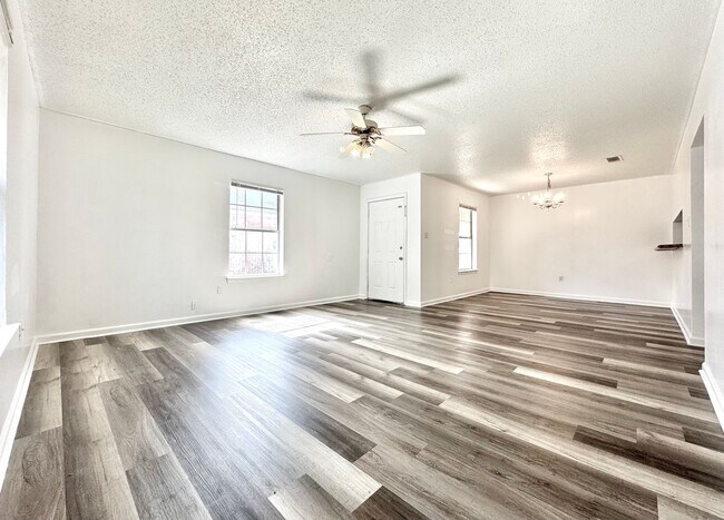 Building Photo - Three Bedroom Apartment with Spacious Dining and Living Area