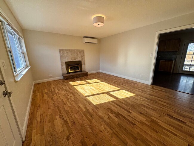 Building Photo - FOR RENT: UNFURNISHED: - Super Sweet Cottage style home in Midtown Bend.