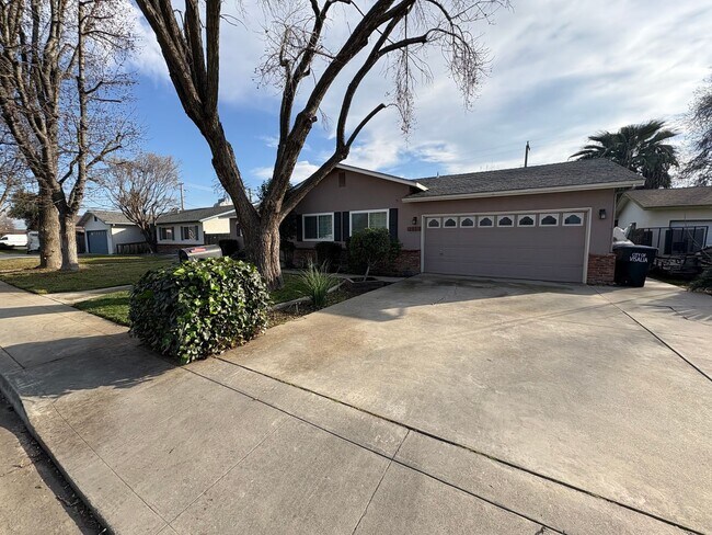 Building Photo - Delightful home located in southwest Visal...