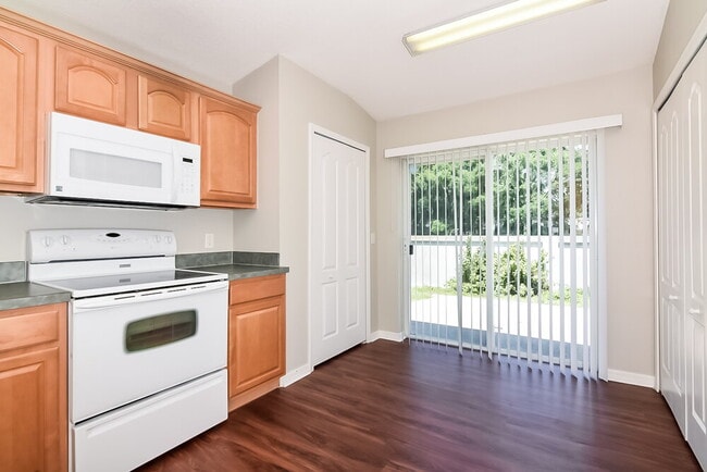 Foto del edificio - 8065 Canterbury Lake Blvd