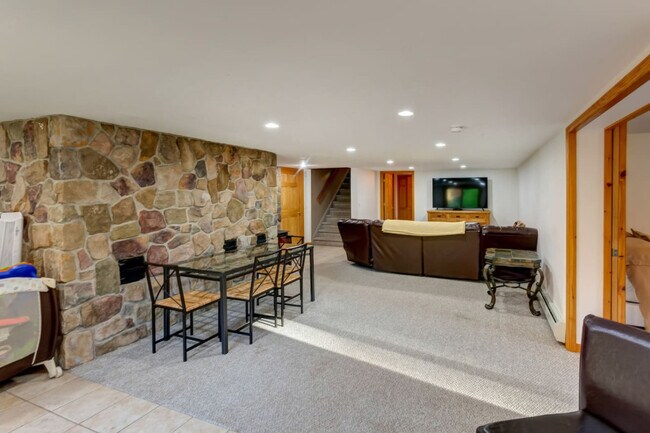 Building Photo - 525 Townsand Hollow Rd