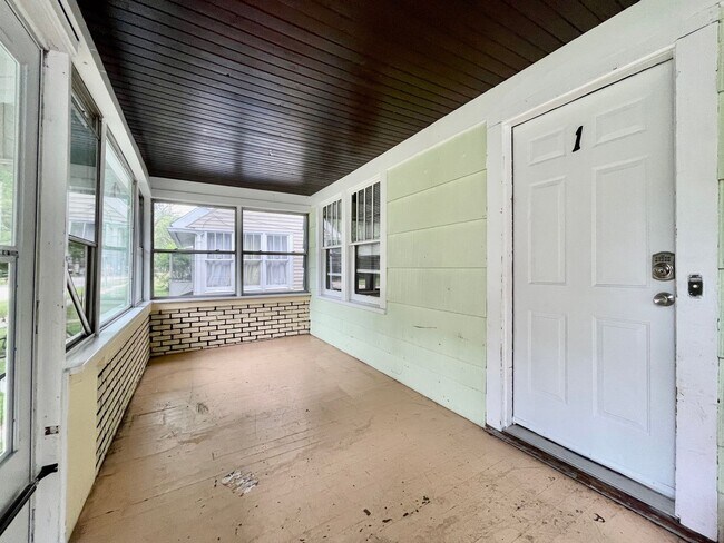 Building Photo - 839 W Larch Ave