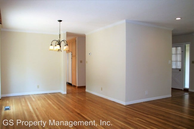 Building Photo - 5 br, 3.5 bath House - 911 Liberty Court