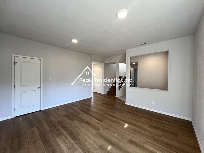 Foto del edificio - Spacious Antelope 4bd/2.5ba Home with 2 Car Garage