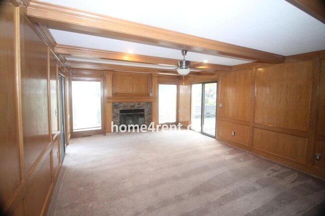 Building Photo - Gorgeous Lake Home w/ Beautiful Walking Tr...