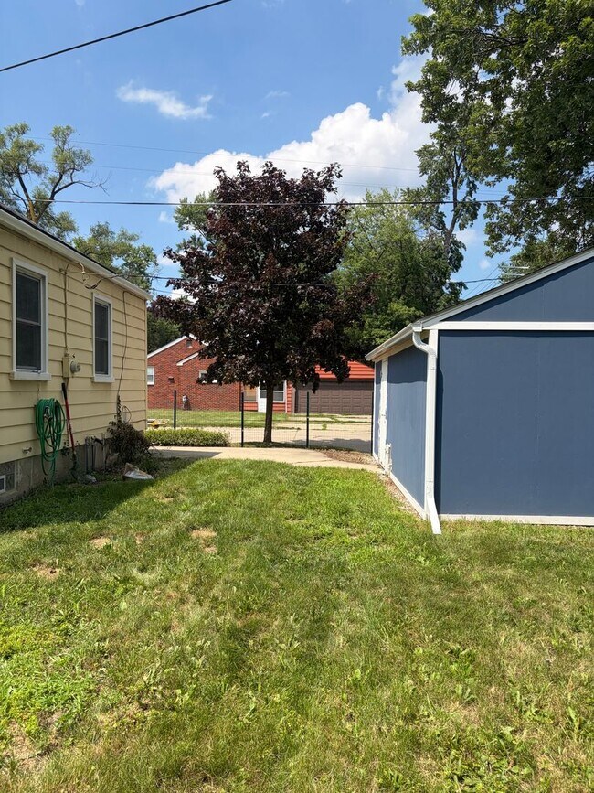 Foto del edificio - 3 bedroom, 2 bathroom bungalow with basement and 2 car garage on oversized lot
