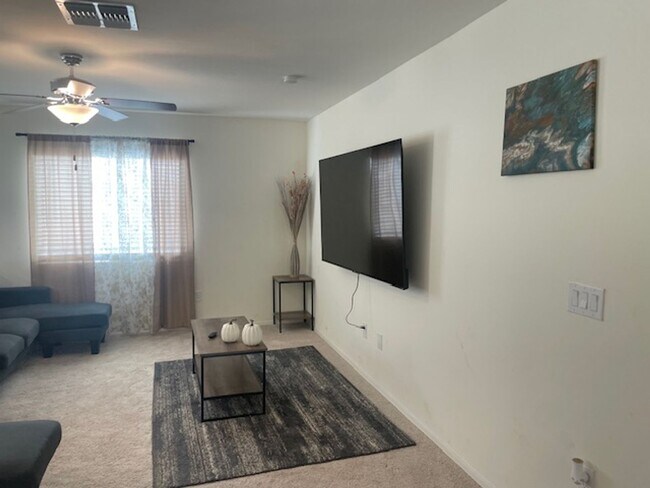 Foto del edificio - Spacious New four bedroom home