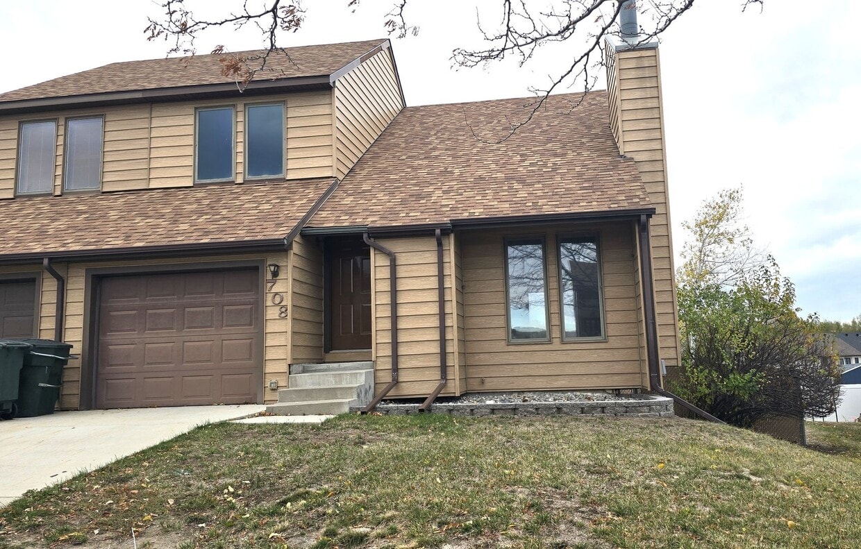 Primary Photo - 3 Bedrooms, 2.5 Bathrooms, 1 Car Garage Fo...