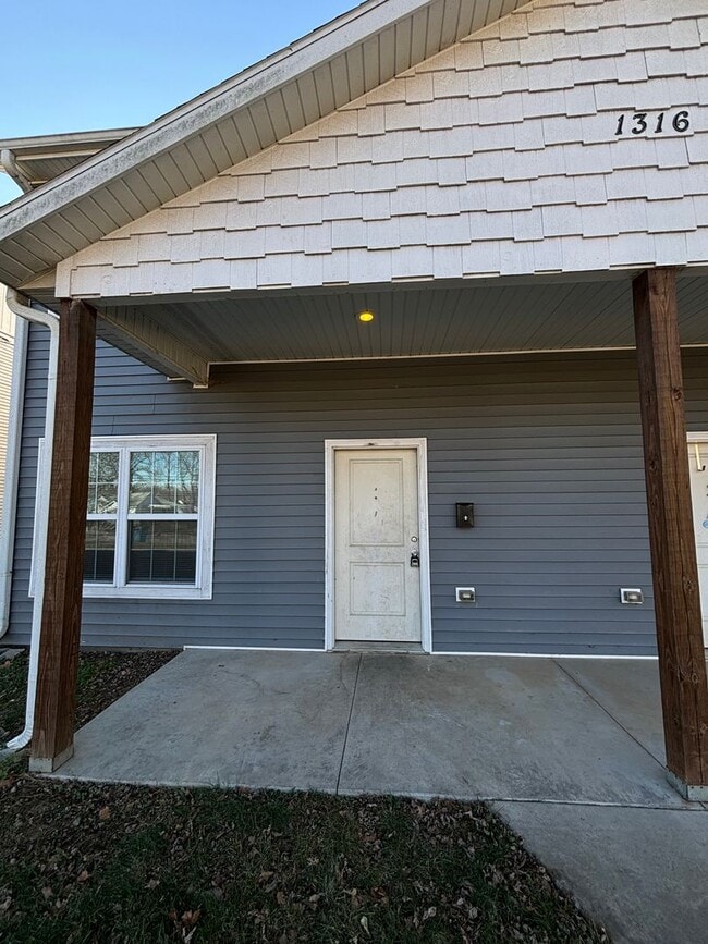 Building Photo - 1316 E Blaine St