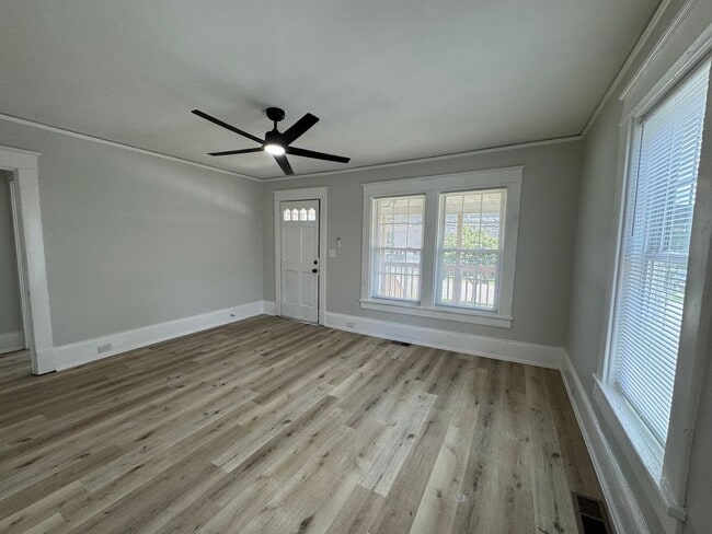 Foto del edificio - 3bed/1bath House $1395!