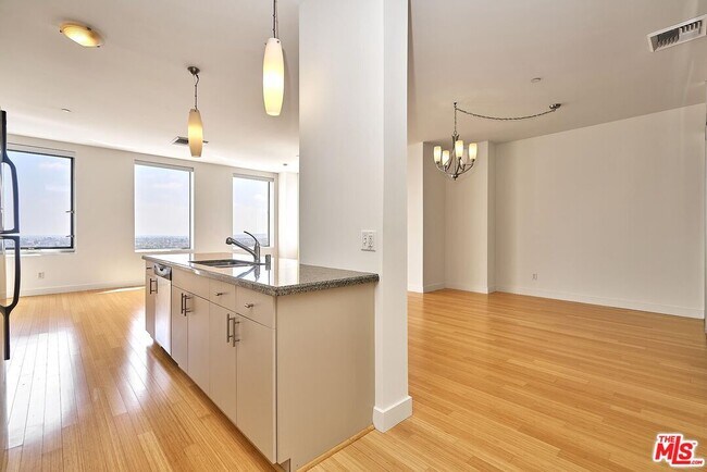 Foto del edificio - 3810 Wilshire Blvd