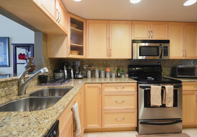 Kitchen - 1717 N Bayshore Dr