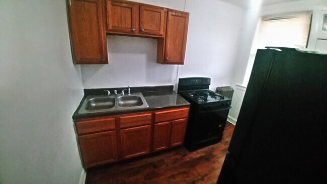 Building Photo - Big and Bright 2 bed - Appliances, Hardwoo...