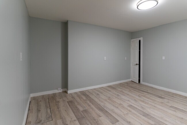 Building Photo - 187 Pearsall Ave