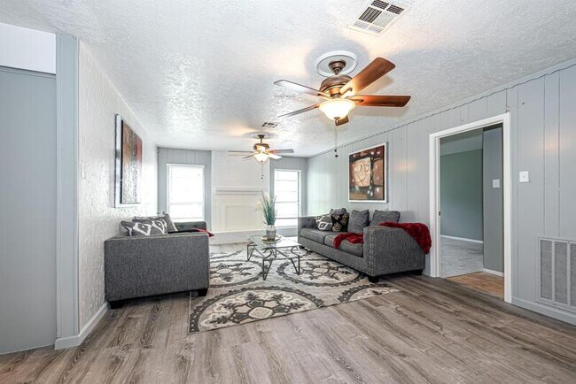 Building Photo - 2305 N Memorial Ct