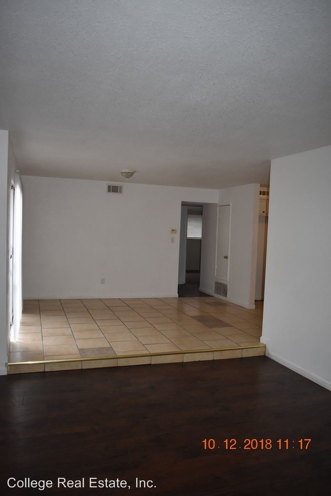 Building Photo - 117-117 E Iris Ave