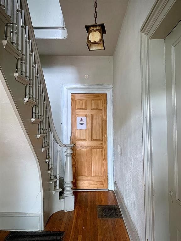 Building Photo - 163 Oak St