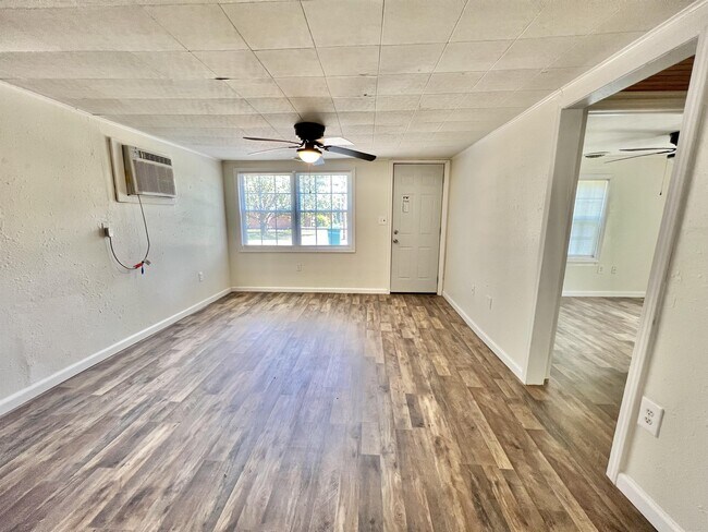 Building Photo - 410 S Oak Ave
