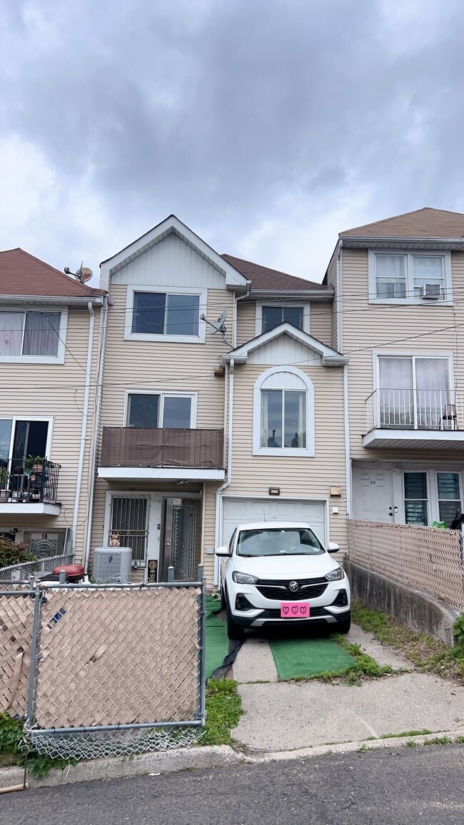 Building Photo - 20 Tappen Ct