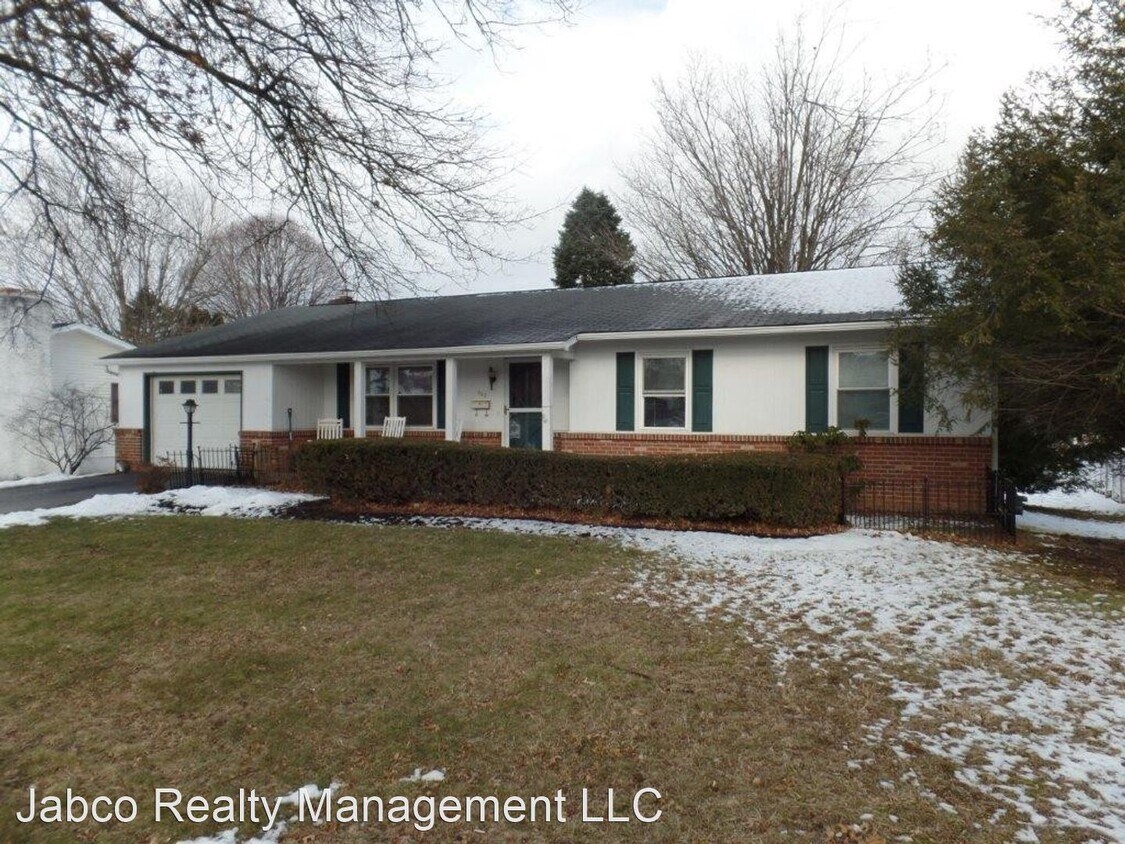 Primary Photo - 4 br, 2.5 bath House - 953 East High Street