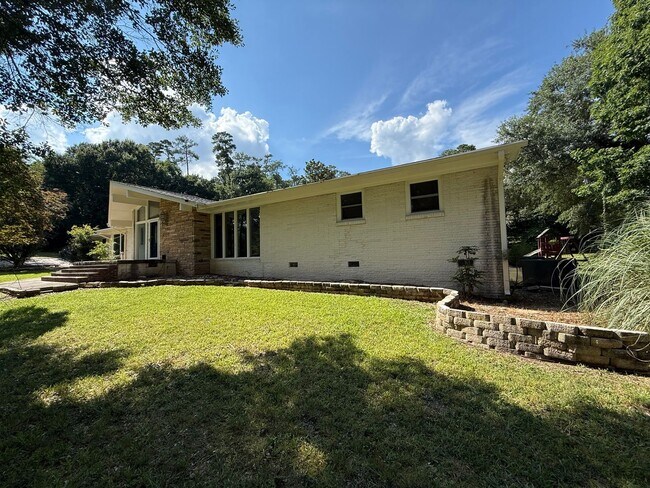 Building Photo - Newly Remodeled Ranch-Style 4BD, 3.5BA Ral...