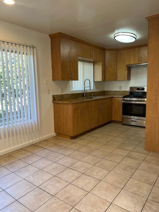 Foto del edificio - 1162 Raymond Ave