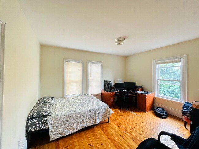 Building Photo - Great five bed in Allston