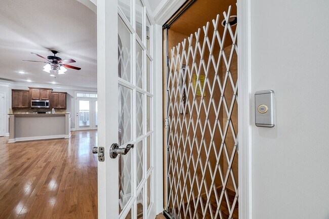 Foto del edificio - Spacious 4BR Townhome with Elevator in the Heart of Pooler