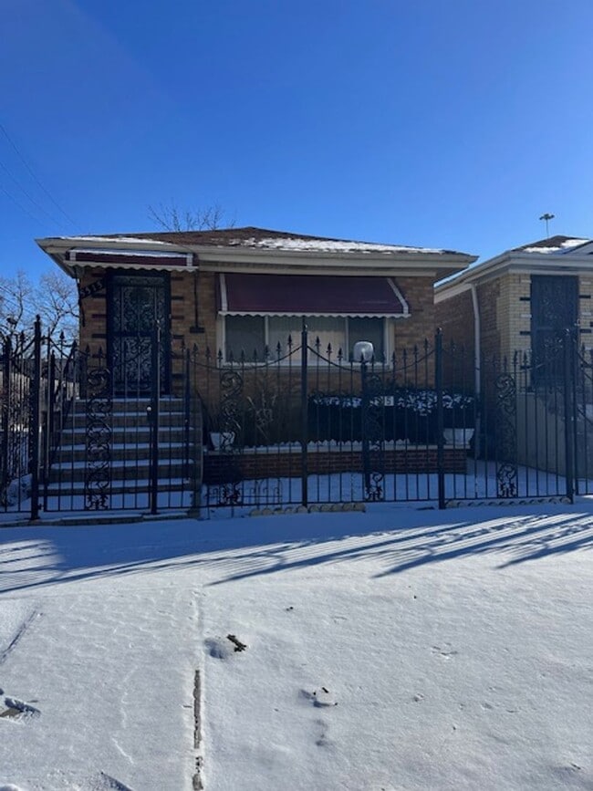 Building Photo - 5515 S Oakley Ave