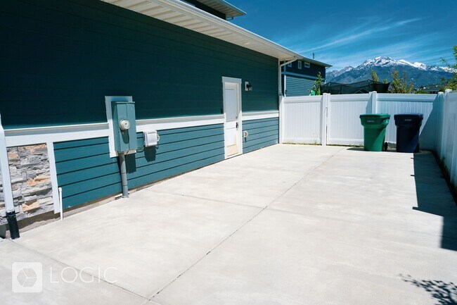 Foto del edificio - 15297 S Revolutionary Way