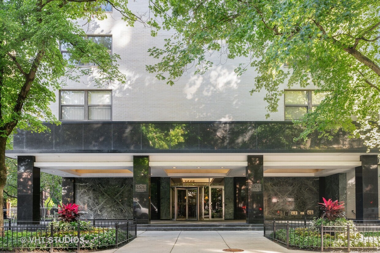 Foto principal - 1445 N State Pkwy