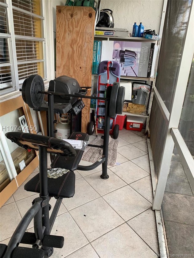 Foto principal - 801 NE 18th Ct