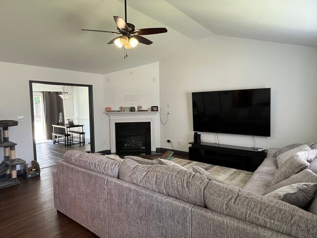 Building Photo - Spacious 3 Bed, 2 Bath Home in Westgate