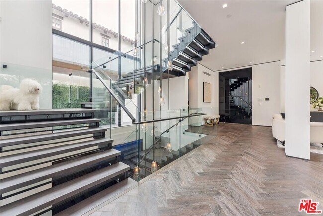 Building Photo - 213 S La Peer Dr